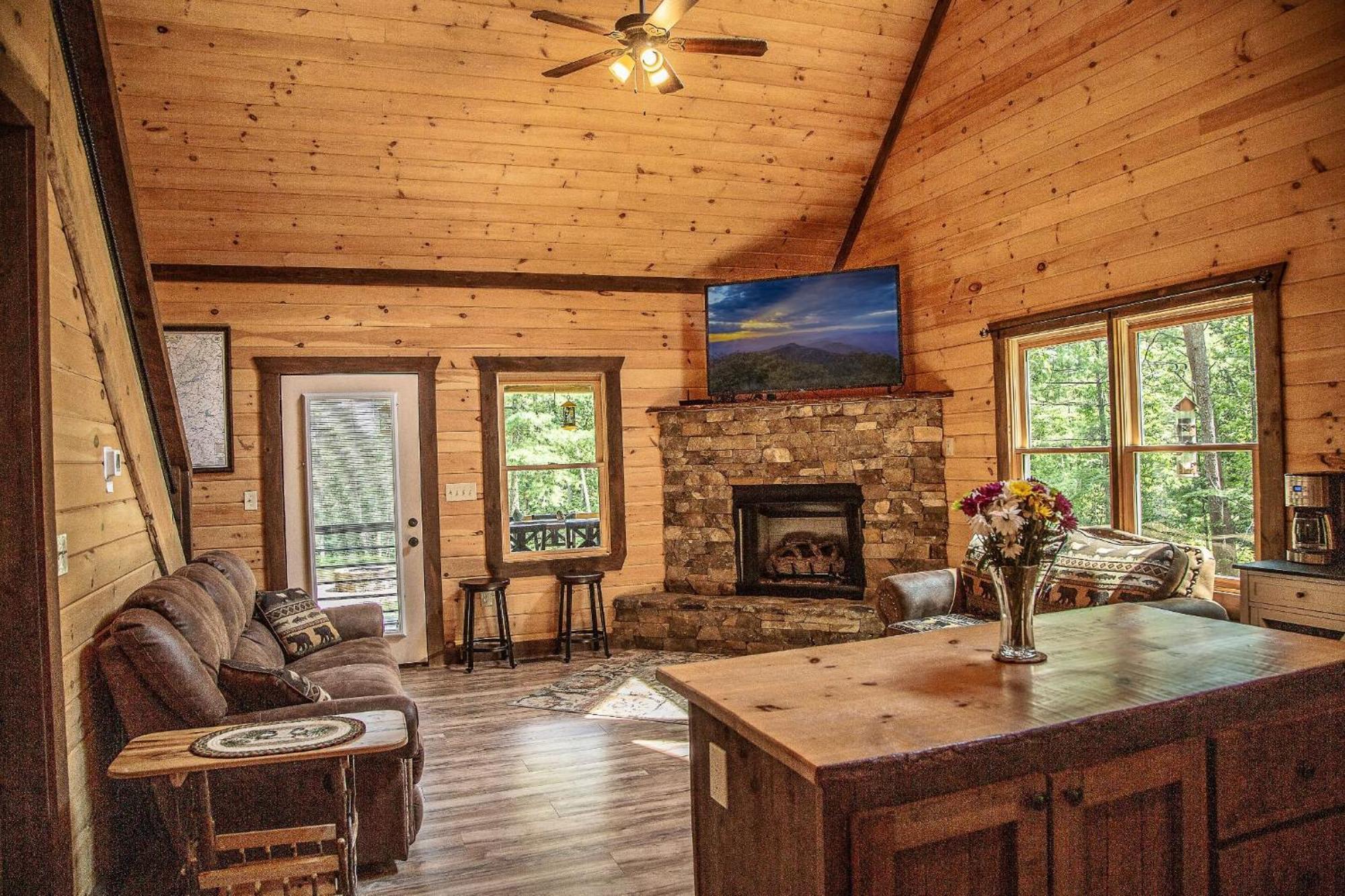 Adore The Smores Rustic Mountain Charm Outdoor Spaces And A Cozy Hot Tub Blue Ridge Bagian luar foto