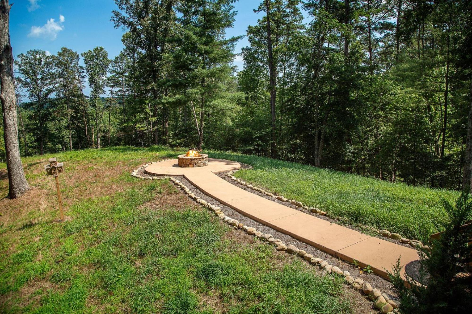 Adore The Smores Rustic Mountain Charm Outdoor Spaces And A Cozy Hot Tub Blue Ridge Bagian luar foto